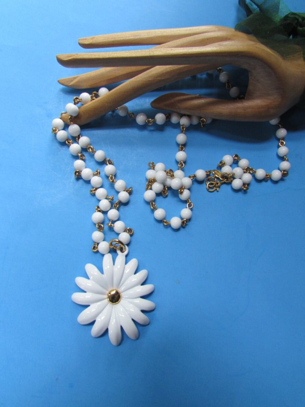 Monet White Daisy Necklace Long Chain